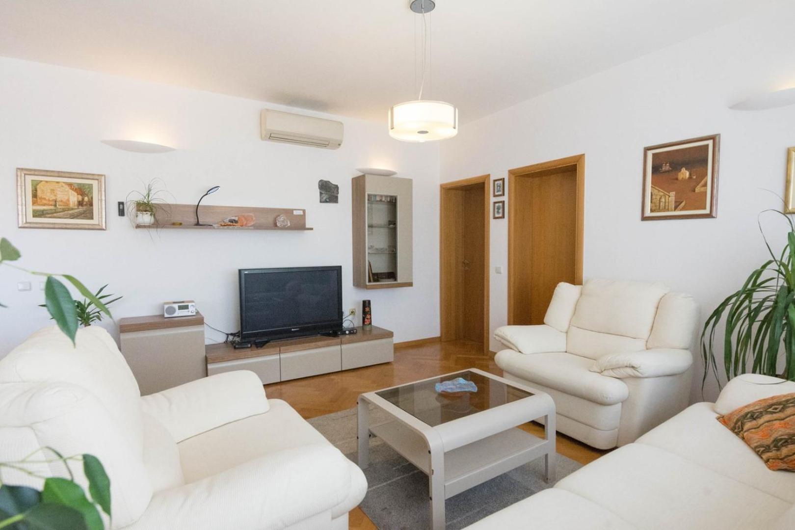 Spacious Apartment On A Great Location -Apartment Kuhta Biograd Na Moru Exterior foto
